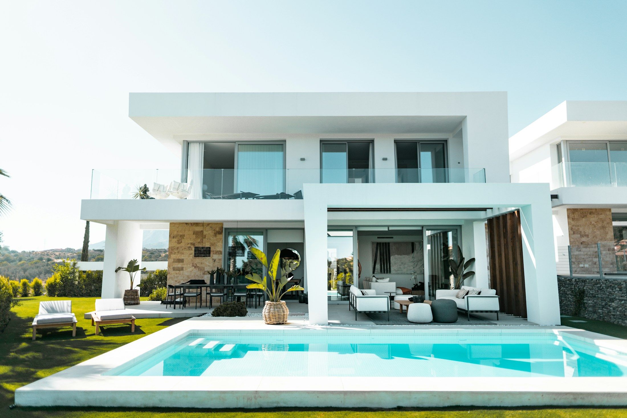 Contemporary home opening onto a garden and pool. Architectural reference, not a GIOPOL property.